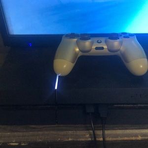 PS4 comes with gold controller